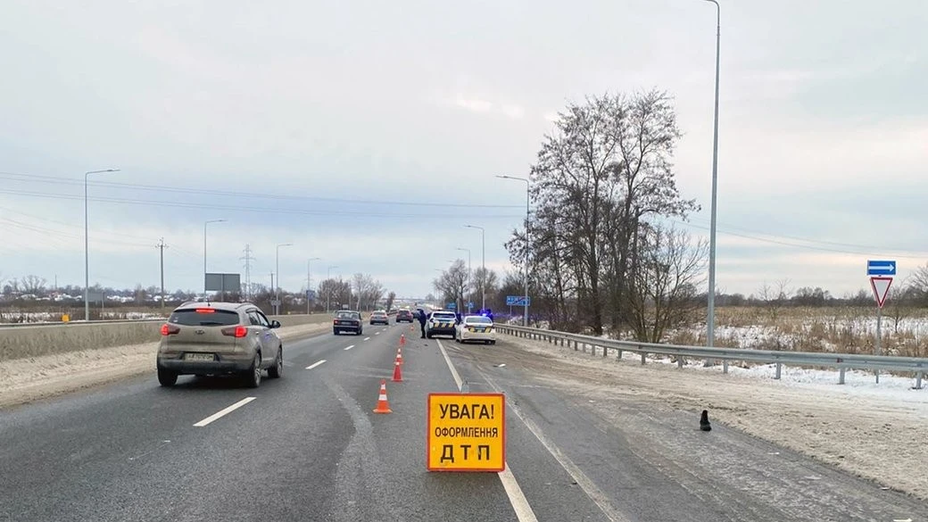 Трагедія на трасі М-01: під колесами Opel Astra загинув чоловік