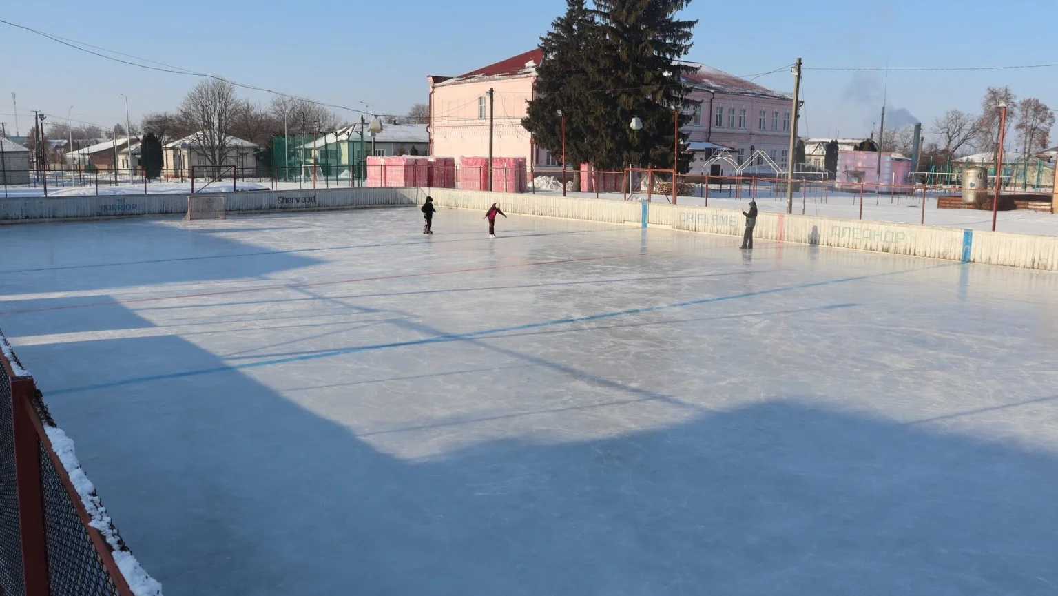 Льодова арена просто неба: у Борзні відкрили сезон зимових розваг