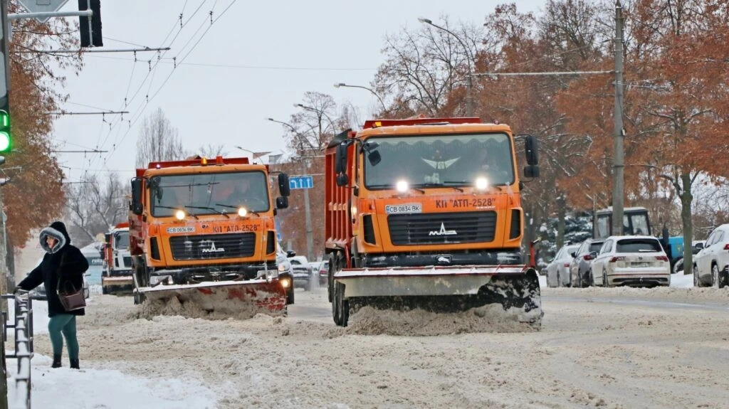 Чернігів у лещатах негоди: комунальники працюють на межі можливостей