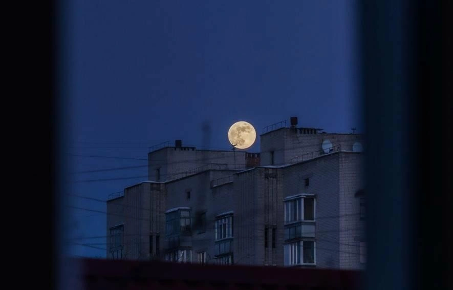 Небо над Черніговом прикрасив Сніжний Місяць: коли чекати на пік сяйва