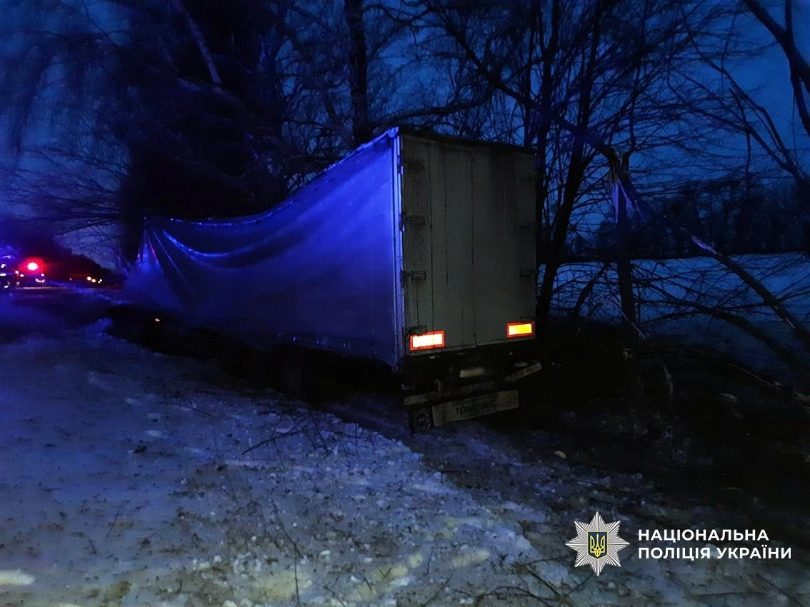 Смертельний маневр: на трасі Кіпті – Глухів – Бачівськ вантажівка з деревиною врізалася в дерево