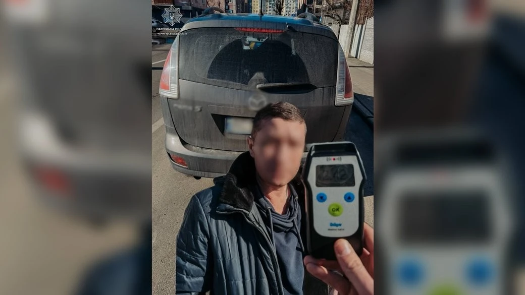 У Чернігові нетверезий водій Mazda ледь не збив людей на “зебрі”: рівень алкоголю вразив патрульних