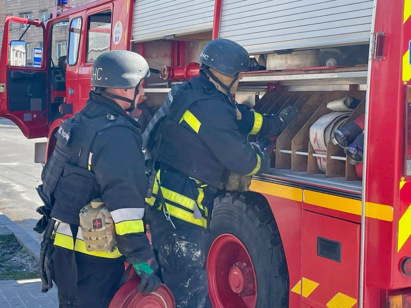Центр Чернігова під ворожим вогнем: дрони поцілили в адмінбудівлі
