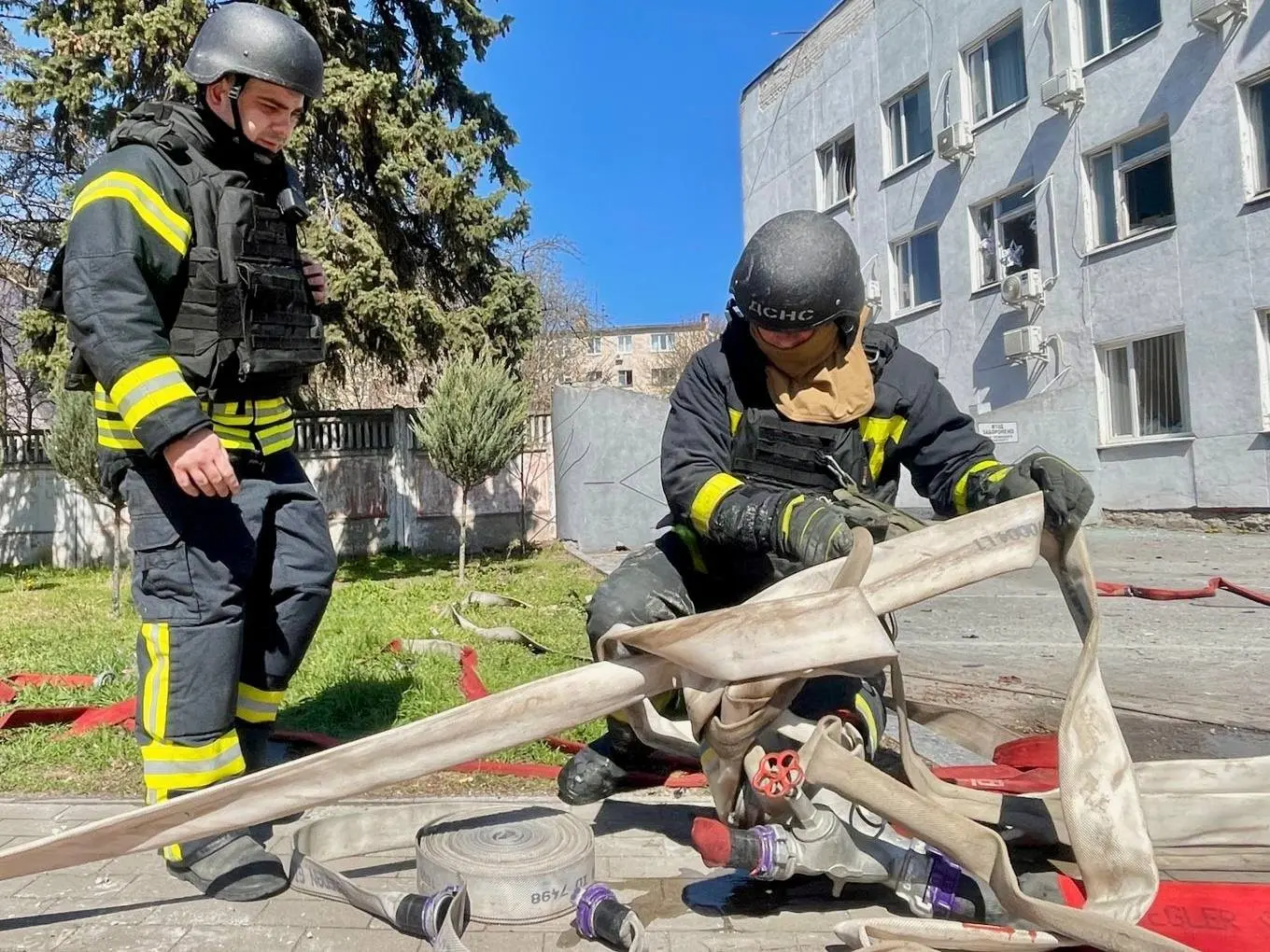 Центр Чернігова під ворожим вогнем: дрони поцілили в адмінбудівлі