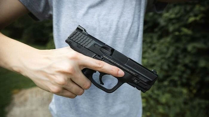 Поліція Чернігова вилучила пістолет у перехожого: деталі інциденту
