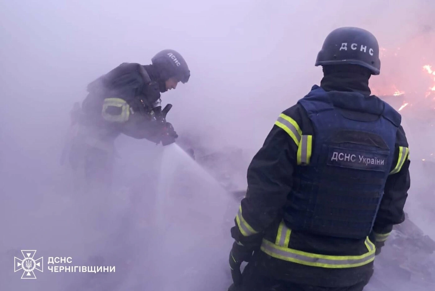Під загрозою повторних ударів рятувальники залишали місця гасіння: на Чернігівщині горіли склади із зерном і будинки