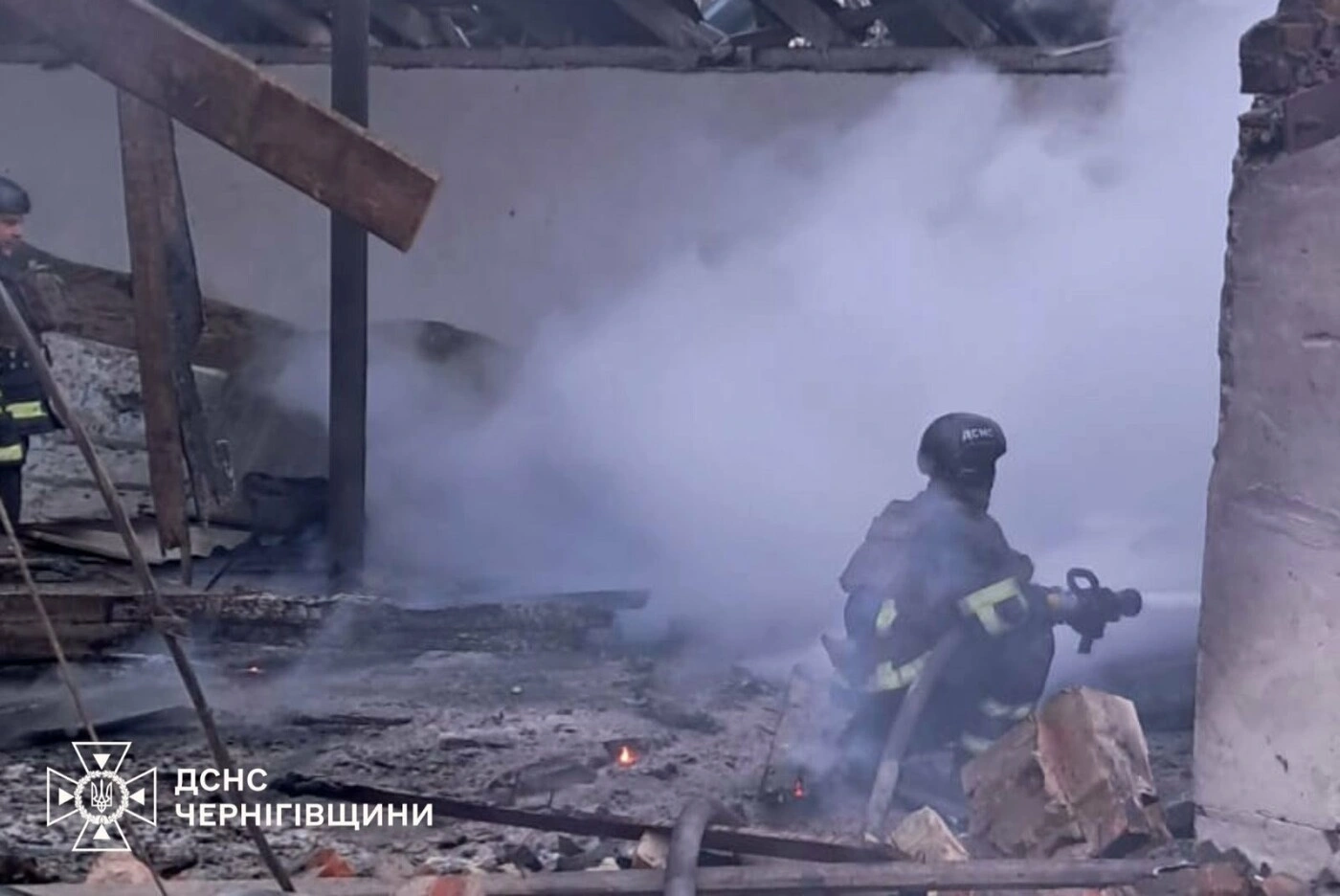 Під загрозою повторних ударів рятувальники залишали місця гасіння: на Чернігівщині горіли склади із зерном і будинки