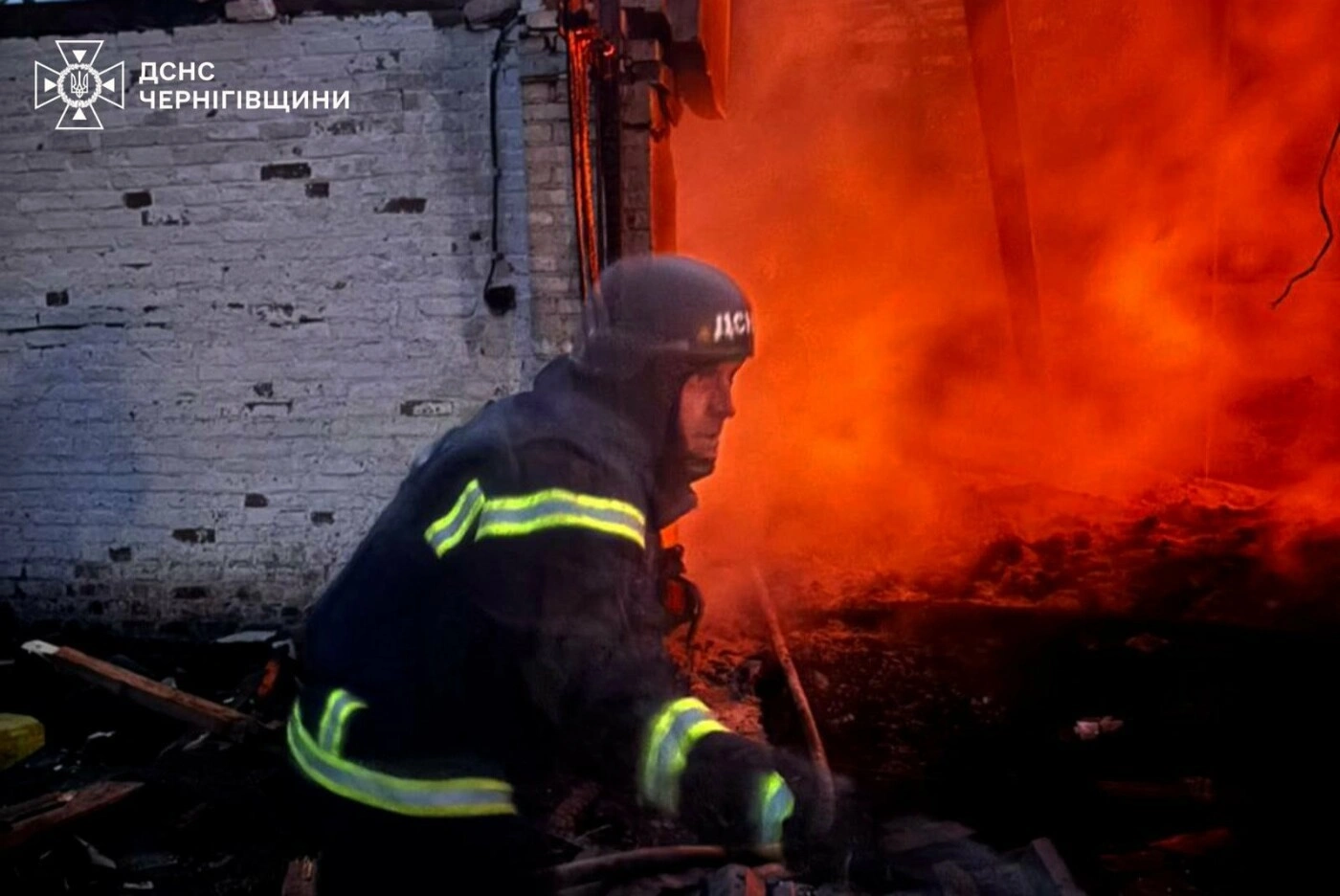 Під загрозою повторних ударів рятувальники залишали місця гасіння: на Чернігівщині горіли склади із зерном і будинки