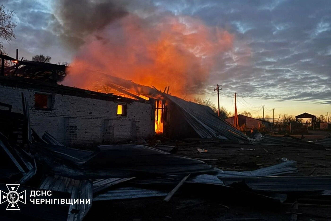 Під загрозою повторних ударів рятувальники залишали місця гасіння: на Чернігівщині горіли склади із зерном і будинки