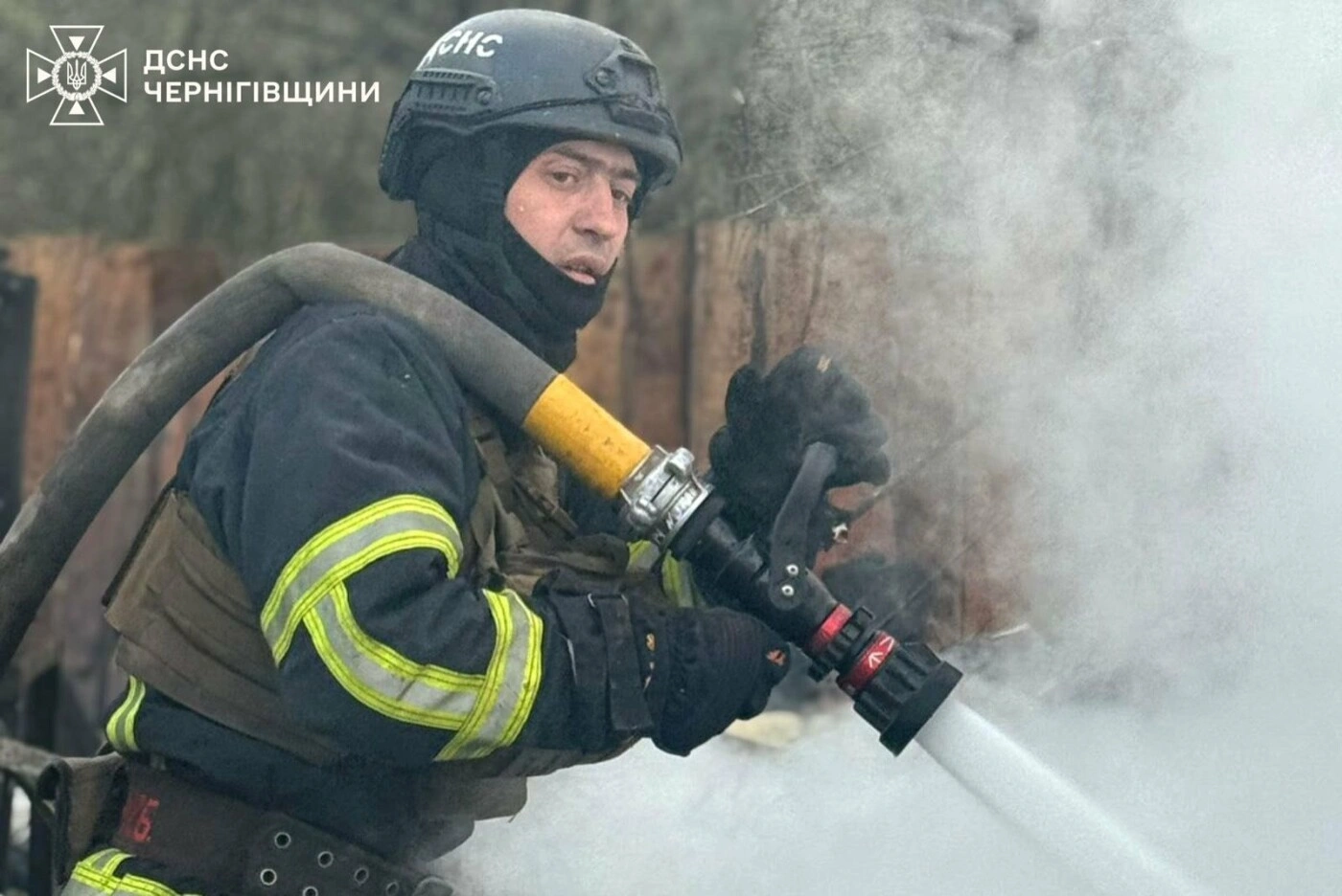 Під загрозою повторних ударів рятувальники залишали місця гасіння: на Чернігівщині горіли склади із зерном і будинки