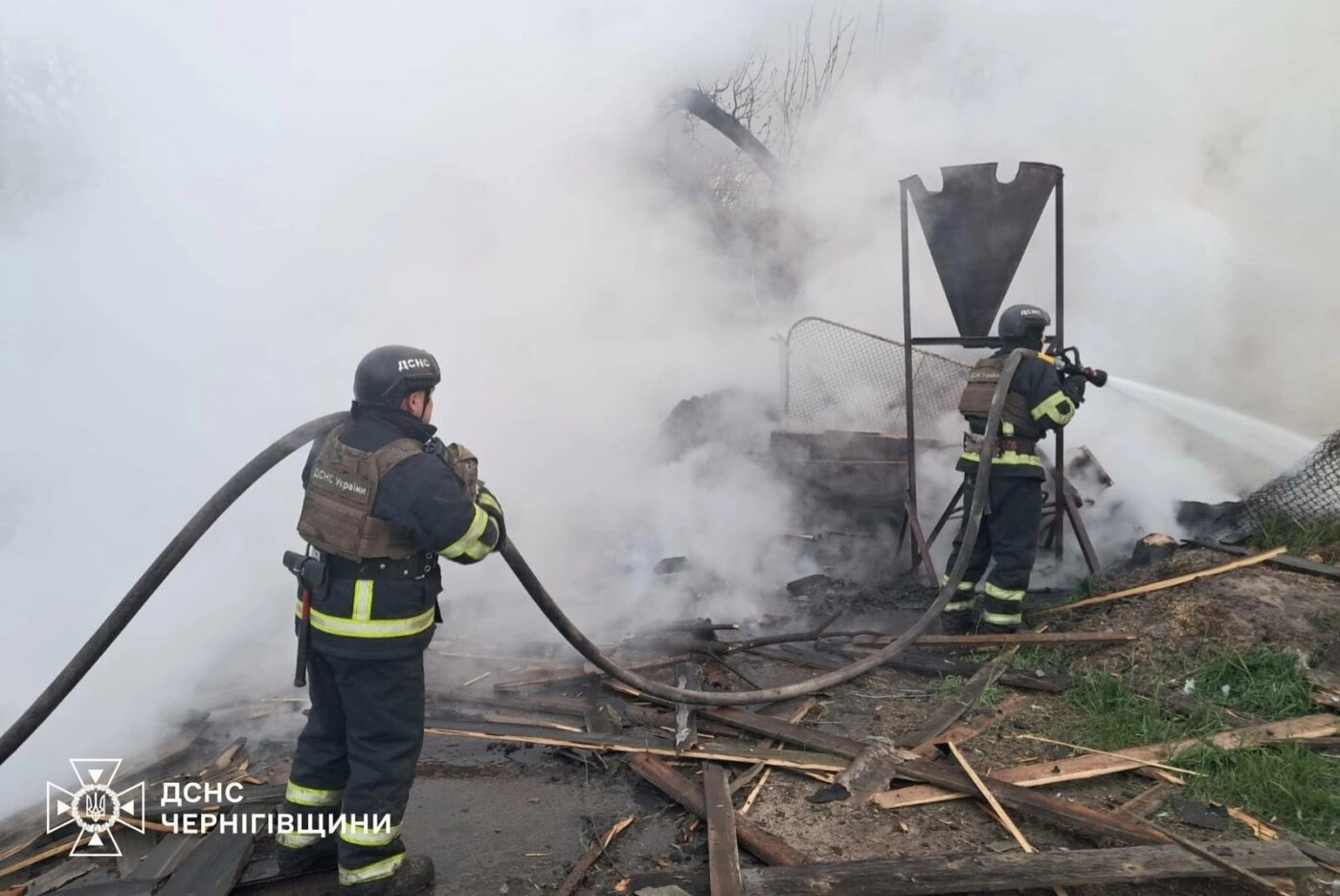 Під загрозою повторних ударів рятувальники залишали місця гасіння: на Чернігівщині горіли склади із зерном і будинки