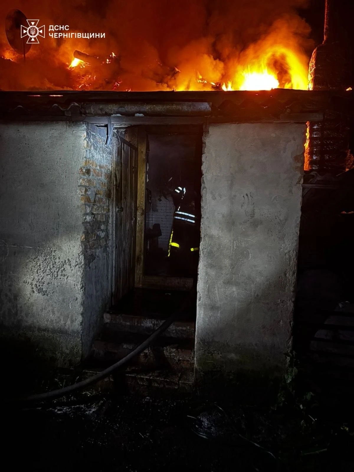 Нічна атака безпілотників на Чернігівську область спричинила масштабні пожежі