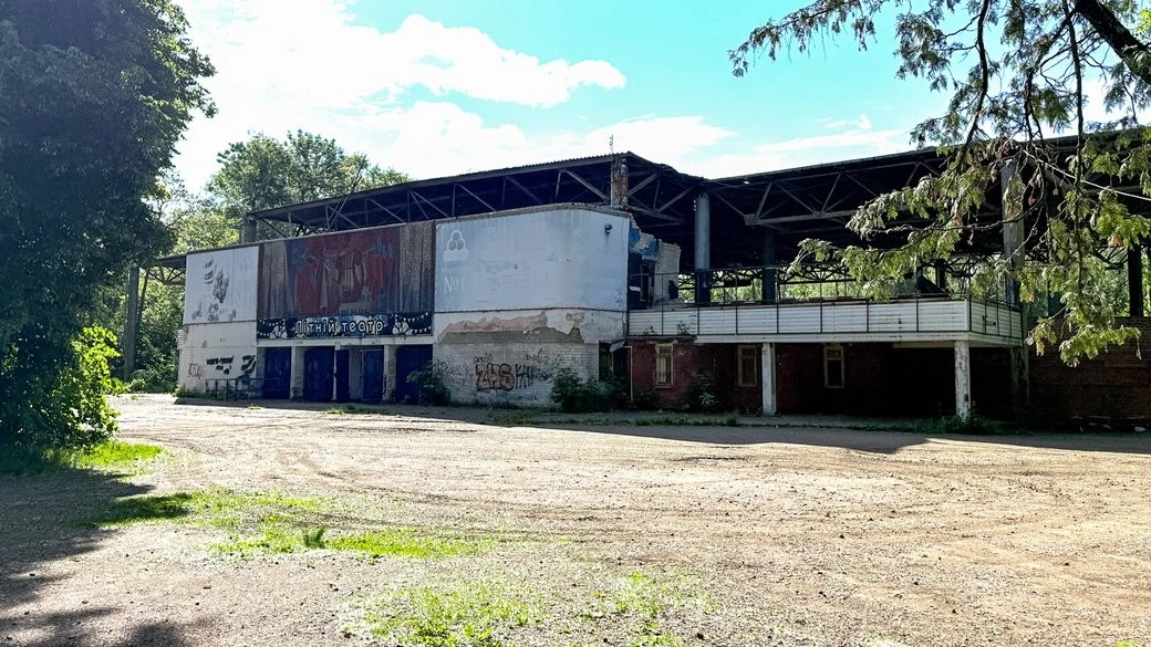 Ранкова пожежа знищила сцену Літнього театру в Чернігові