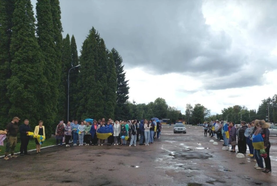 Звільнений з полону воїн повернувся до рідного Срібного
