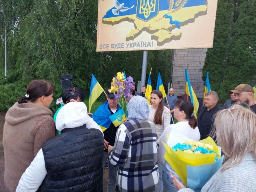 Звільнений з полону воїн повернувся до рідного Срібного