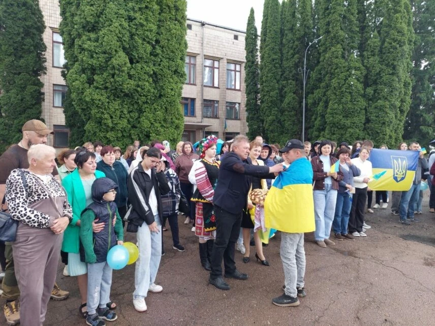 Звільнений з полону воїн повернувся до рідного Срібного