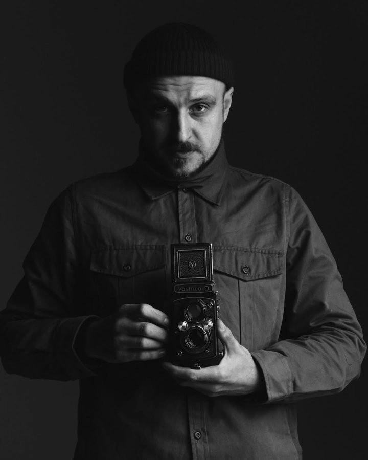 Окопна правда та творчість: як фотограф Роман Закревський переосмислив війну в дебютній збірці есеїв