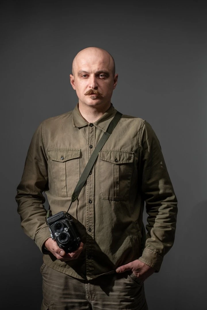 Окопна правда та творчість: як фотограф Роман Закревський переосмислив війну в дебютній збірці есеїв